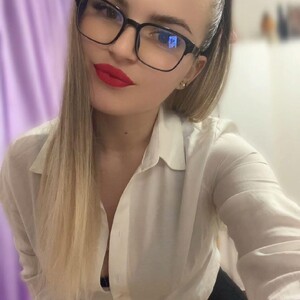HoneyHug_ Teen webcam from Romania