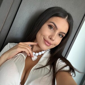 MollyRayy Brown Hair webcam from Romania