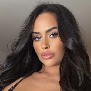AlluringEsme Brown Hair webcam from United Kingdom